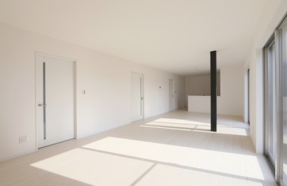 玄関を開けると真っ白な壁と床が広がり    落ち着いた雰囲気を感じさせてくれます。