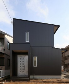 玄関を開けると真っ白な壁と床が広がり 落ち着いた雰囲気を感じさせてくれます。